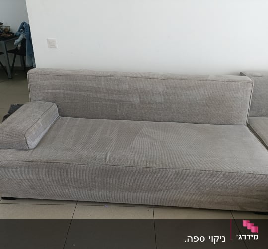ספה אפורה עם כתמים על הריפוד